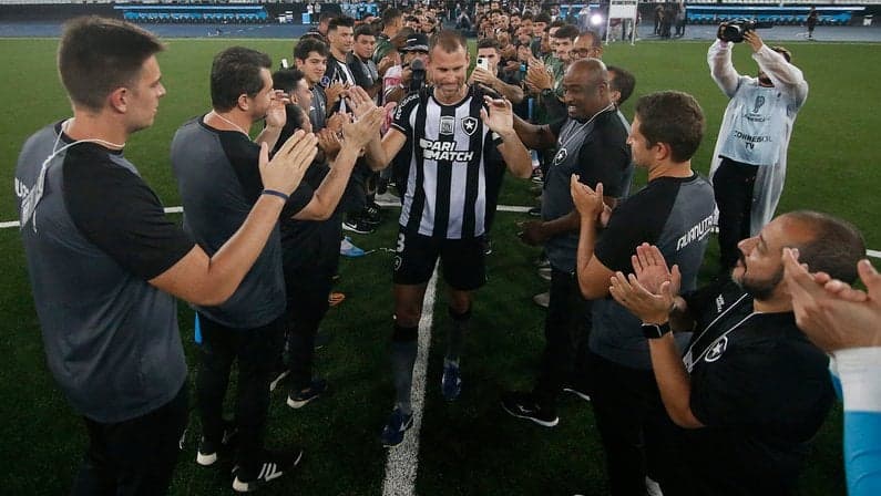 Joel Carli se despediu do Botafogo em um jogo de Copa Sul-Americana (Foto: Vitor Silva/Botafogo)