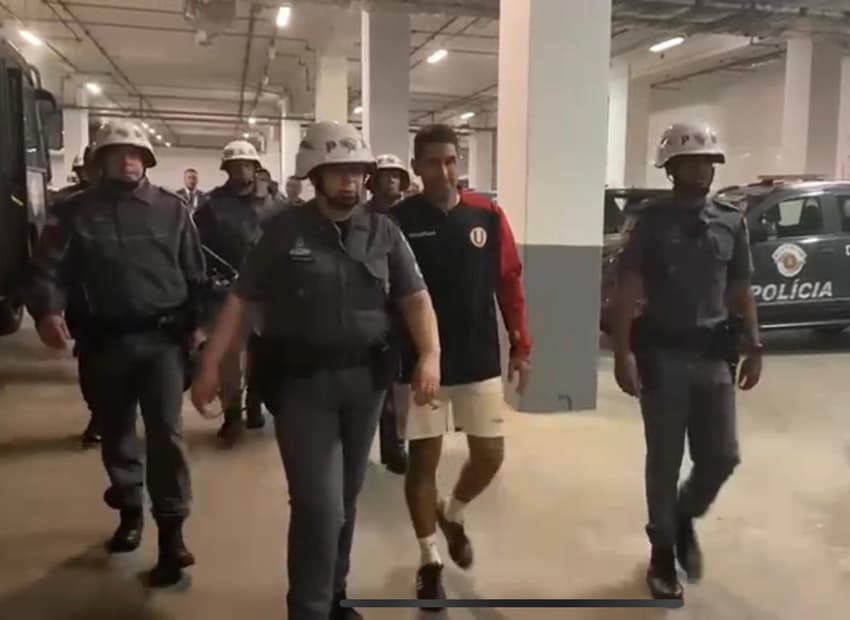 Sebástian Avellino registrado em vídeo fazendo supostos atos de racismo em jogo do Corinthians foi detido logo depois