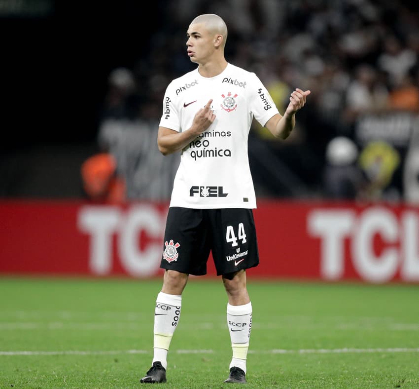 Moscardo na estreia dele como profissional. O jogador negocia a sua renovação com o Corinthians.