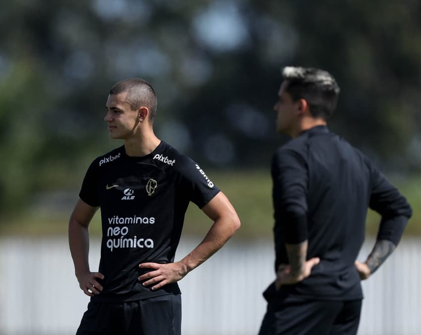 Em um piscar de olhos, Moscardo deixou o time sub-20 do Corinthians e passou a integrar os profissionais, treinando ao lado de atltetas como Fagner. Agora, a prata da casa negocia a renovação do seu contrato com o clube alvinegro.