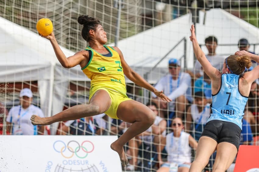 Beatriz Correia em ação pelo Brasil na estreia do beach hanball feminino contra o Uruguai