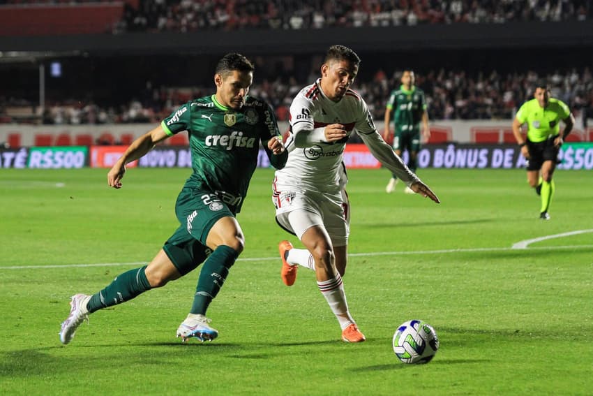 SAO PAULO, SP, 05.07.2023-SAO PAULO (SP) X PALMEIRAS (SP): Raphael Veiga e Pablo Maia durante a partida de ida das quartas de final da Copa do Brasil de 2023 entre o Sao Paulo e o Palmeiras, jogo realizado no Estadio Cicero Pompeu de Toledo, Morumbi, na noite desta quarta-feira (05). (Foto: Vinicius Nunes/Agencia F8/Gazeta Press)