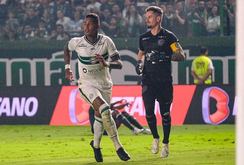 goias-coritiba-alef-manga-tadeu-futebol-latino-lance