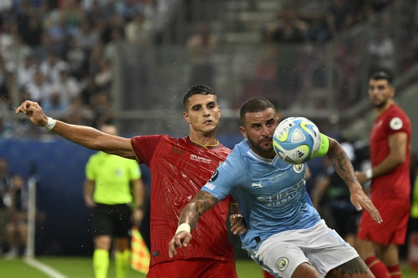 Kyle Walker em ação pelo Manchester City na final da Supercopa da Europa 2023, contra o Sevilla (Foto: Louisa Gouliamaki/AFP)