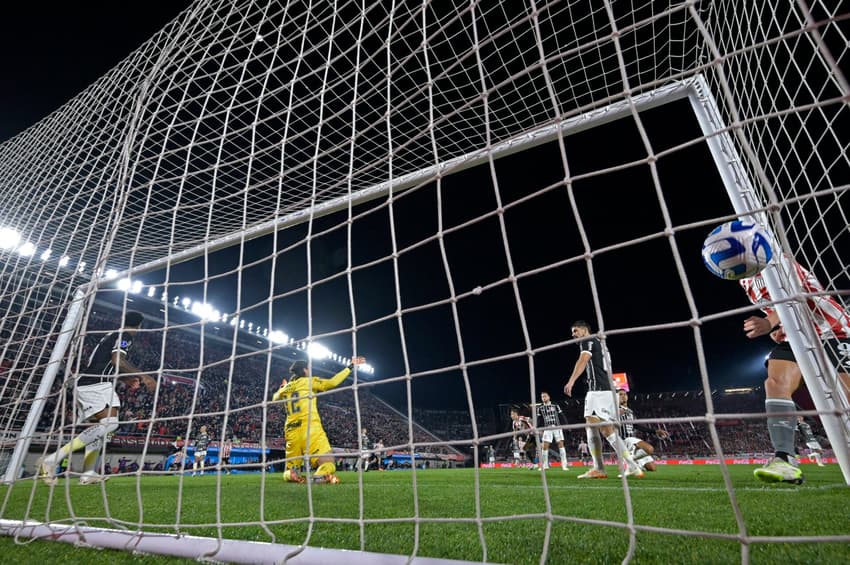 Gol do Estudiantes sobre o Corinthians pela Copa Sul-Americana, marcado por Mauro Méndez. Timão avança à semi