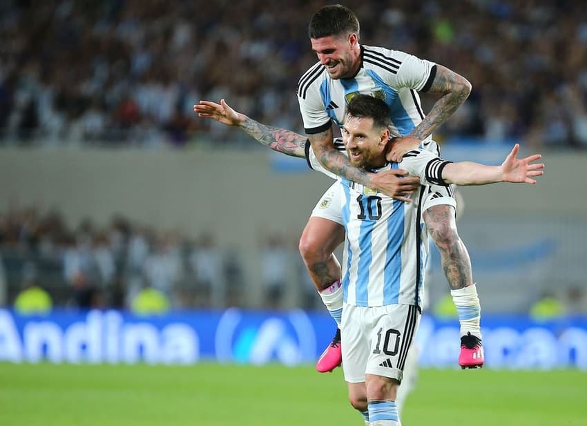 De Paul e Messi comemoram gol da Argentina (Divulgação / Argentina)