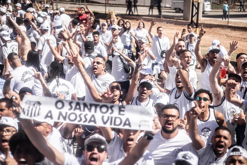 Torcida do Santos no embarque