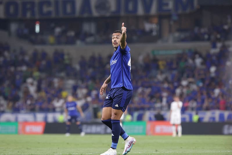 Rafael Elias, o Papagaio, foi o nome do Cruzeiro na vitória sobre o Corinthians pelo Brasileirão