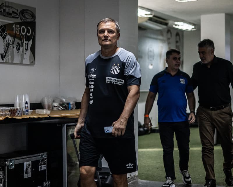 Chegada de Aguirre a Vila Belmiro na vitória do Santos sobre o Grêmio 