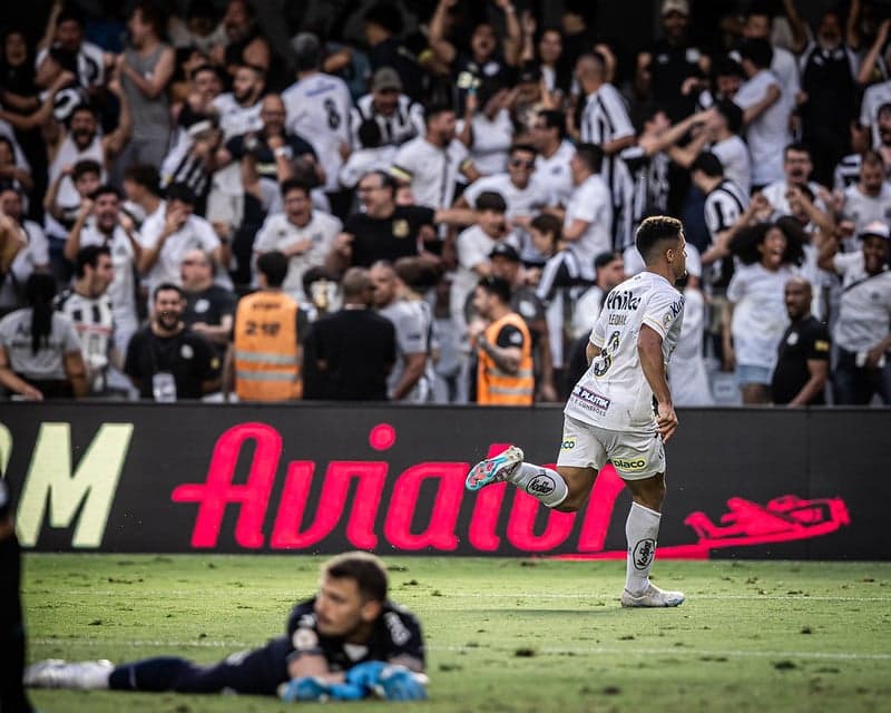 Com passe de Soteldo, Marcos Leonardo fez o primeiro gol do Santos na viraa sobre o Grêmio