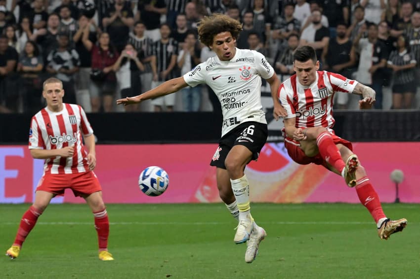 Biro durante o jogo do Corinthians contra o Estudiantes na Sul-Americana