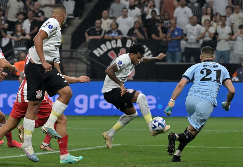 Corinthians venceu o primeiro jogo na Sul-Americana contra o Estudiantes