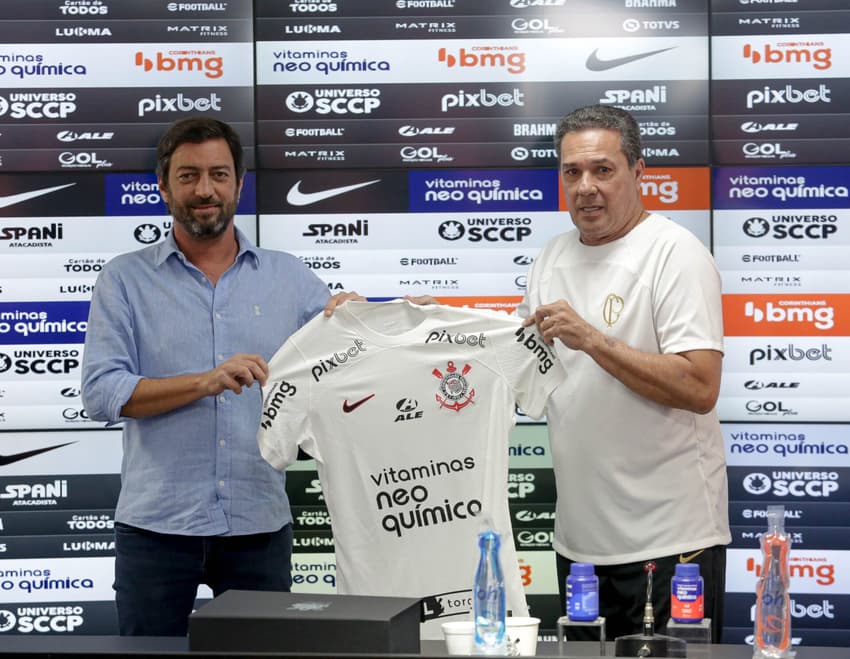 Luxemburgo foi contratado pelo Corinthians em maio