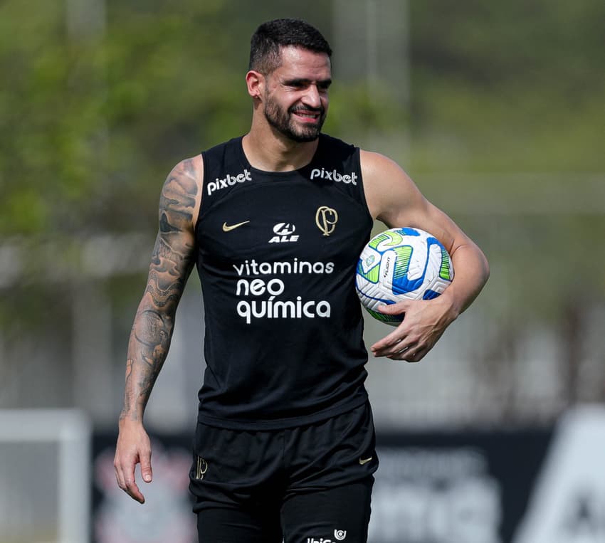 Renato Augusto deve jogar 45 minutos pelo Corinthians contra o Coxa