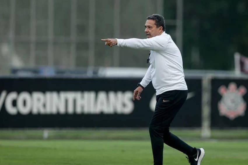 Mesmo sendo paizão, Luxemburgo naõ deixa de cobrar os seus jogadores no dia a dia