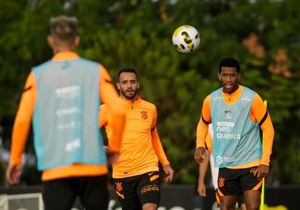 Gil e Renato Augusto são jogadores que devem ter a renovação com o Corinthians firmada por, pelo menos, mais uma temporada