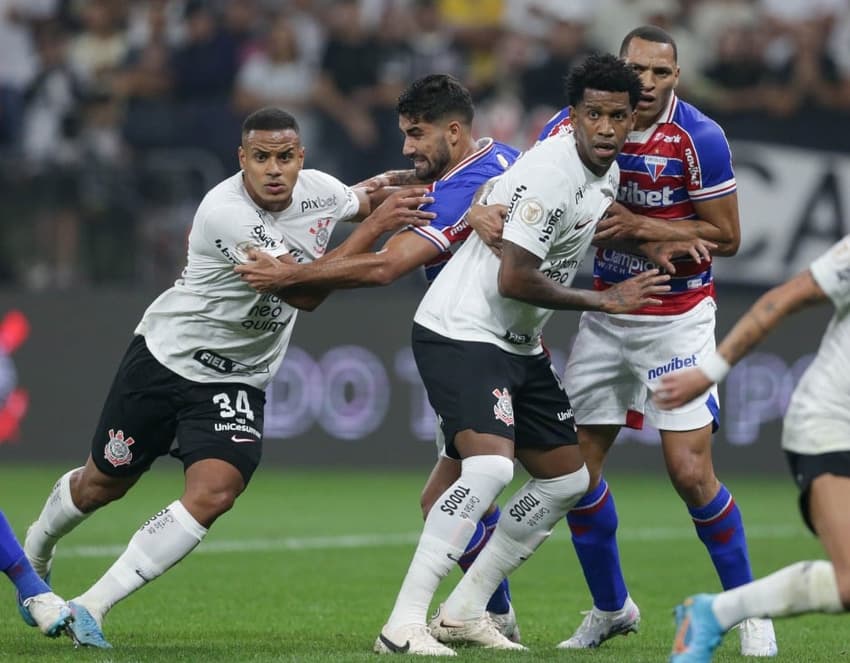 Com Murillo fora, a dúvida é sobre quem vai entrar na zaga do Corinthians e fazer dupla com Gil 