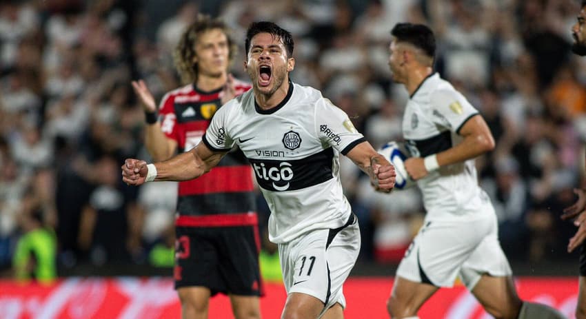 Jogadores do Olimpia comemoram jogo contra o Flamengo
