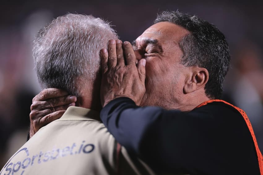 Luxemburgo abraça Dorival antes da vitória do São Paulo sobre o Corinthians pela semifinal da Copa do Brasil