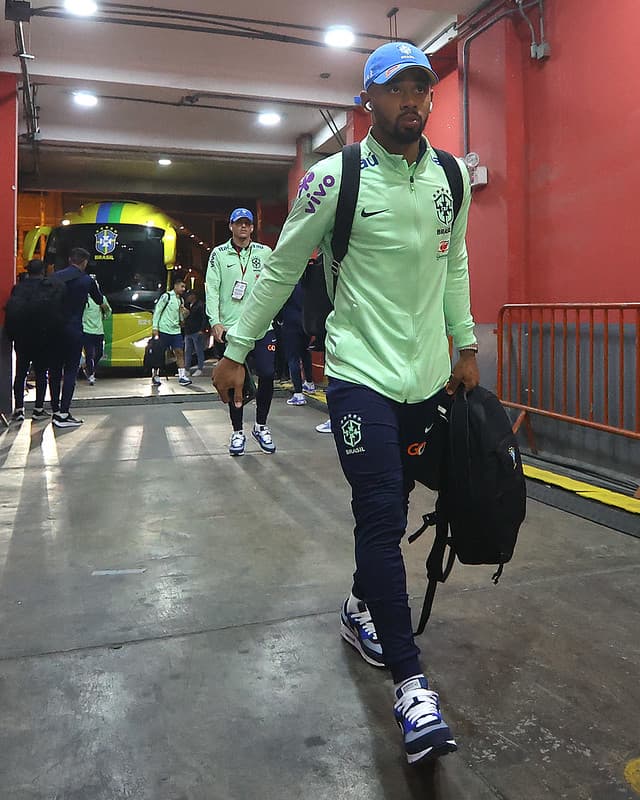 Gabriel Jesus na chegada da Seleção Brasileira ao estádio Nacional de Lima