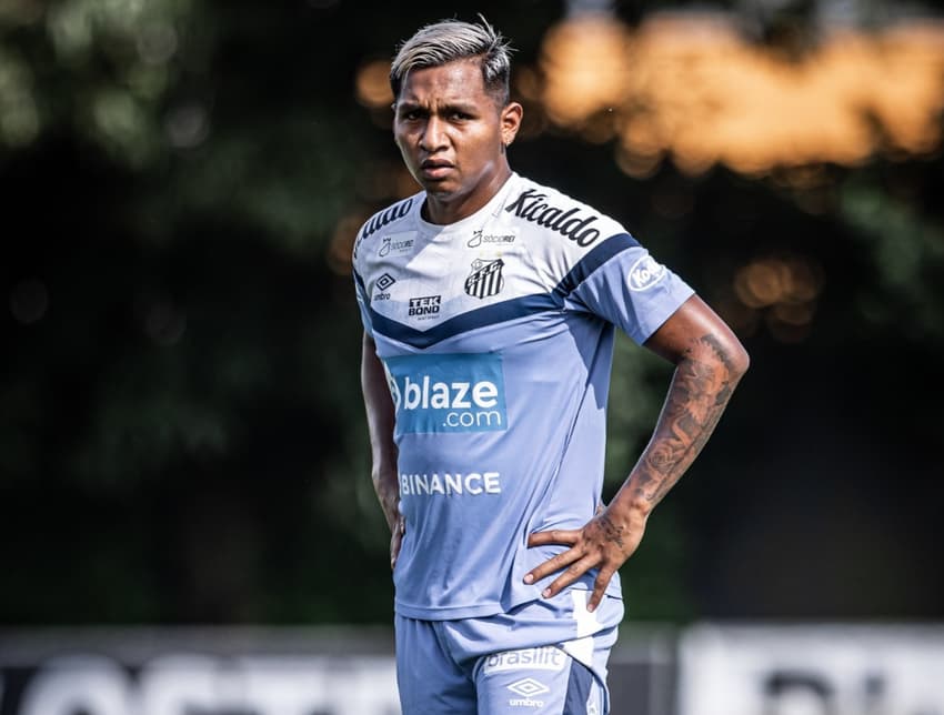 Alfredo Morelos treina no Santos durante a Data Fifa com Diego Aguirre