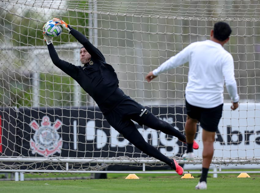 Fagner foi reforço no treino do Corinthians