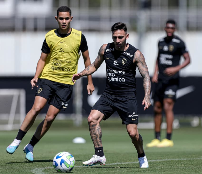 Bahia durante treino do Corinthians