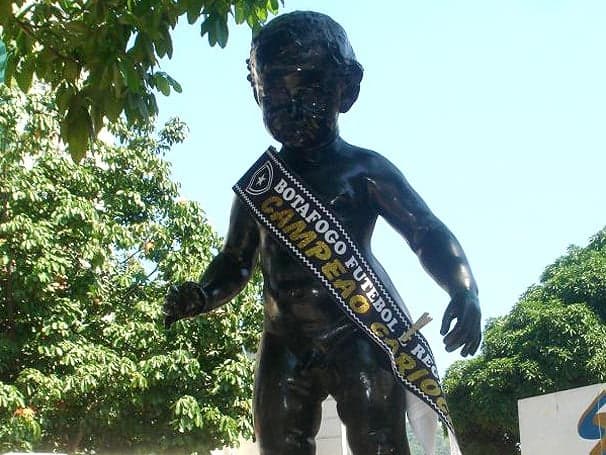 Vestir o Manequinho com as cores do clube quando o Botafogo levanta uma taça virou uma tradição dos torcedores (Foto: Reprodução)