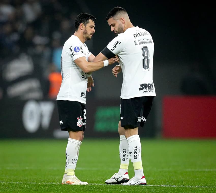 Giuliano e Renato Augusto, que é dúvida do Corinthians para o Dérbi