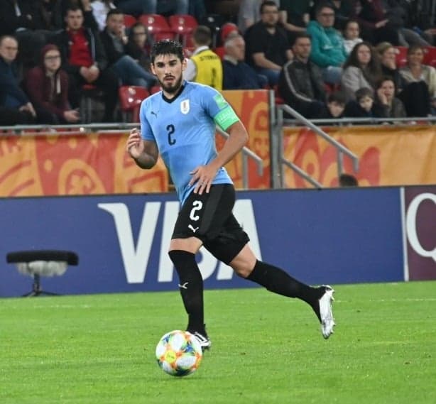 Em processo de renovação com o Corinthians, Bruno Méndez tem histórico de convocação pelo Uruguai.