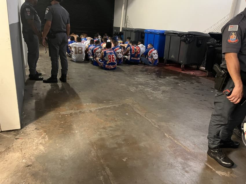 Torcedores do Fortaleza detidos após confusão entre si durante jogo contra o Corinthians