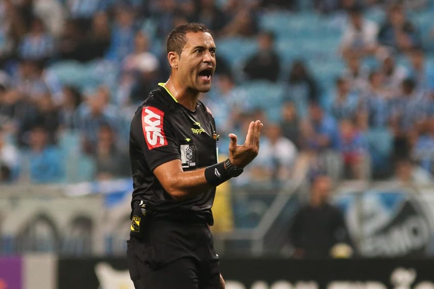 Emerson de Almeida Ferreira foi afastado após erro de arbitragem mas Corinthians e Grêmio não pode ser anulado