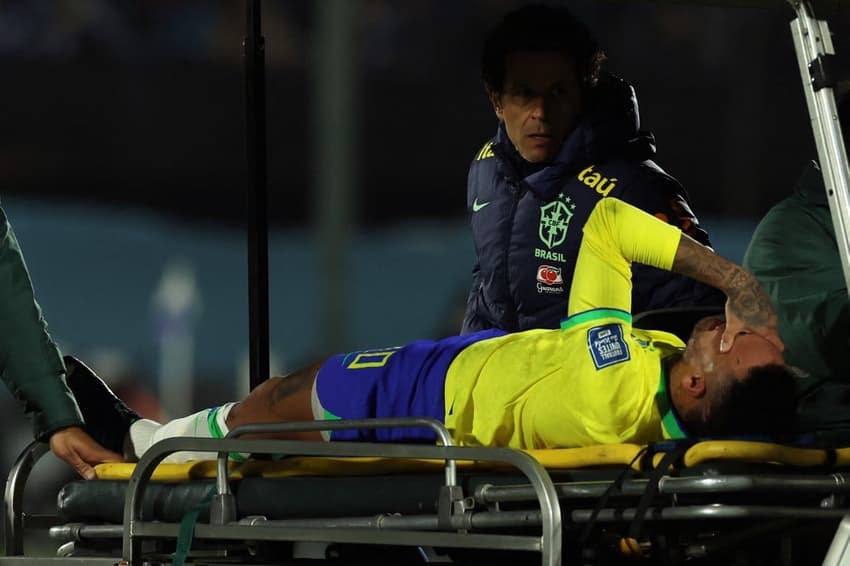 Fora da convocação de Diniz na Seleção Brasileira, Neymar se lesionou contra o Uruguai