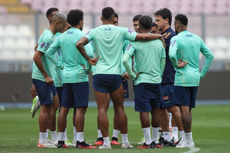 Diniz conversa com jogadores da Seleção, inclusive Casemiro