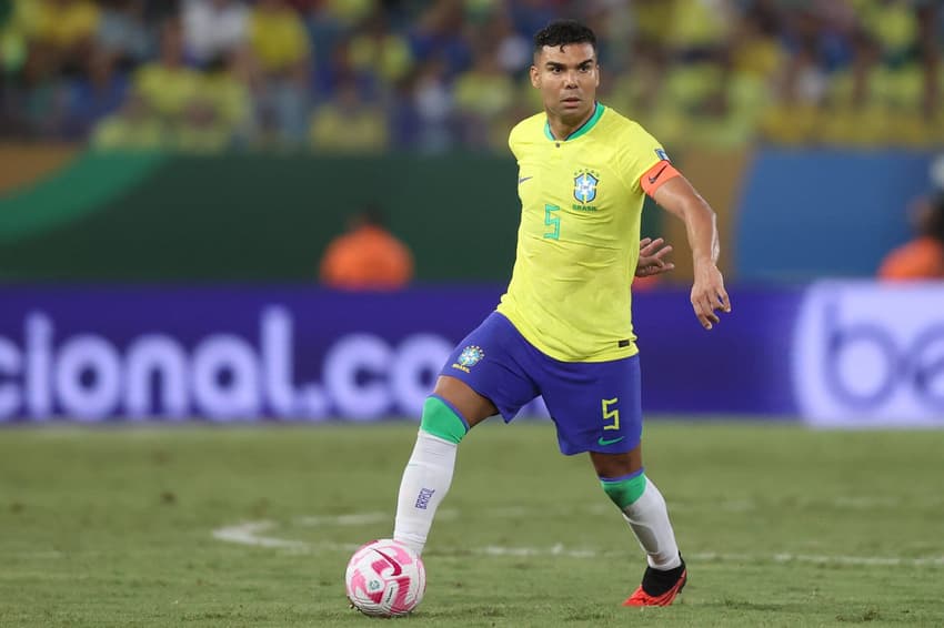 Casemiro em ação no empate entre Brasil e Venezuela nesta quinta-feira (12)