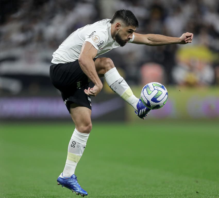 Bruno Méndez e Rojas foram titulares no Corinthians contra o Flamengo