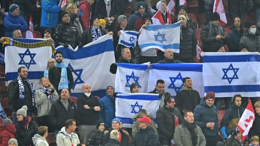 Bandeiras de Israel e Palestina devem ser proibidas nos estádios da Premier League