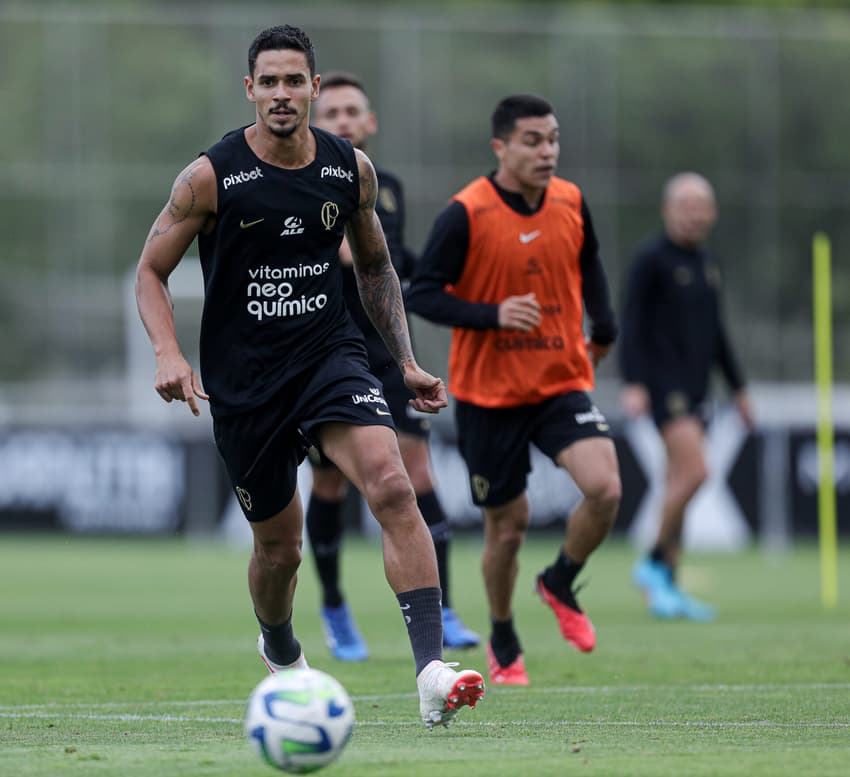 Renato Augusto sentiu dores contra o Flamengo e não treinou em campo na reapresentação do Corinthians