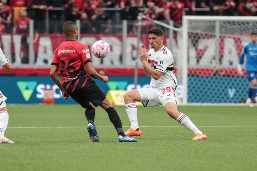 PR - CURITIBA - 29/10/2023 - BRASILEIRO A 2023, ATHLETICO-PR X SAO PAULO - Erick jogador do Athletico-PR disputa lance com Pablo Maia jogador do Sao Paulo durante partida no estadio Arena da Baixada pelo campeonato Brasileiro A 2023. Foto: Robson Mafra/AGIF/Gazeta Press