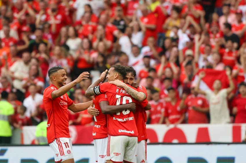 Jogadores do Internacional celebram gol sobre o Santos, pela 28ª rodada do Campeonato Brasileiro de 2023