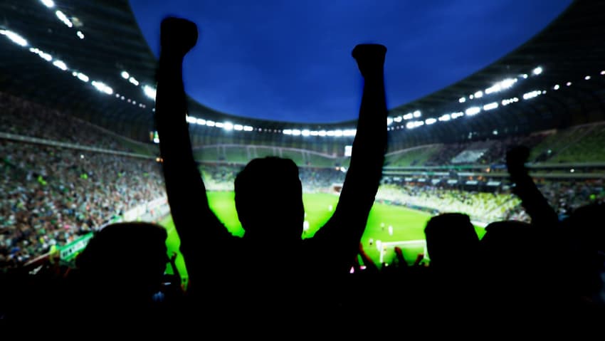 Torcedores no estádio