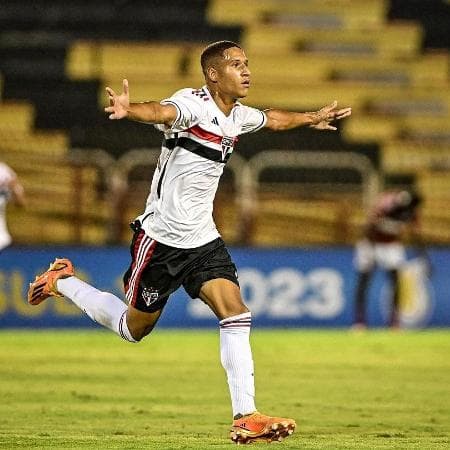 henrique-carmos-atacante-do-sub-17-do-sao-paulo-1699841099829_v2_450x450