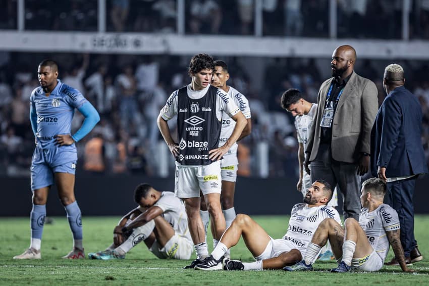 SANTOS (SP), 06/12/2023 &#8211; Futebol / CAMPEONATO BRASILEIRO 2023 &#8211; SANTOS x FORTALEZA &#8211; Partida entre Santos e Fortaleza, valida pela ultima rodada do brasileirao 2023, realizada na Vila Belmiro, em Santos, na noite desta quarta-feira (06).