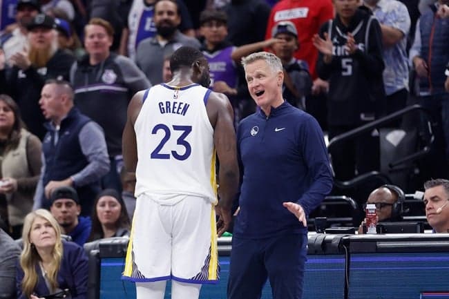 Draymond Green e Steve Kerr em jogo entre Warriors e King na NBA (Foto: Lachlan Cunningham / AFP)