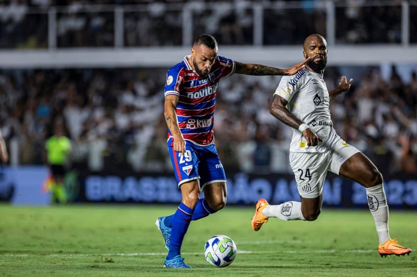 SANTOS (SP), 06/12/2023 &#8211; Futebol / CAMPEONATO BRASILEIRO 2023 &#8211; SANTOS x FORTALEZA &#8211; Partida entre Santos e Fortaleza, valida pela ultima rodada do brasileirao 2023, realizada na Vila Belmiro, em Santos, na noite desta quarta-feira (06).