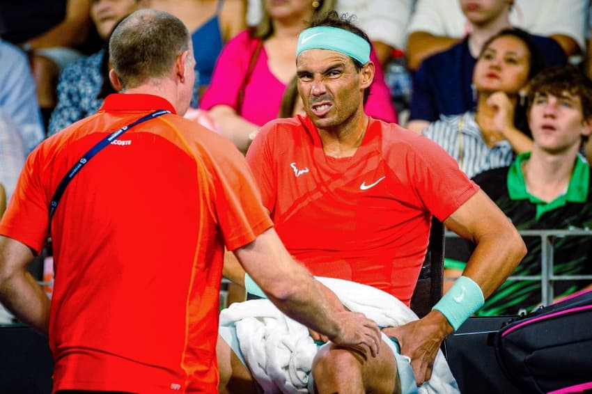 Rafael Nadal recebe atendimento médico em Brisbane. Foto: Patrick HAMILTON / AFP