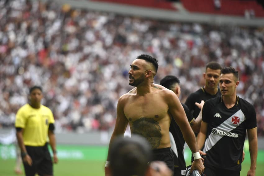 Partida entre Bangu x Vasco pelo Campeonato Carioca