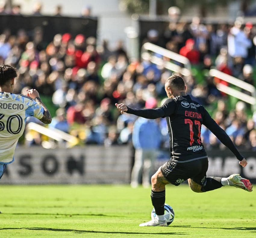 Cebolinha, do Flamengo, marca golaço contra o Philadelphia Union