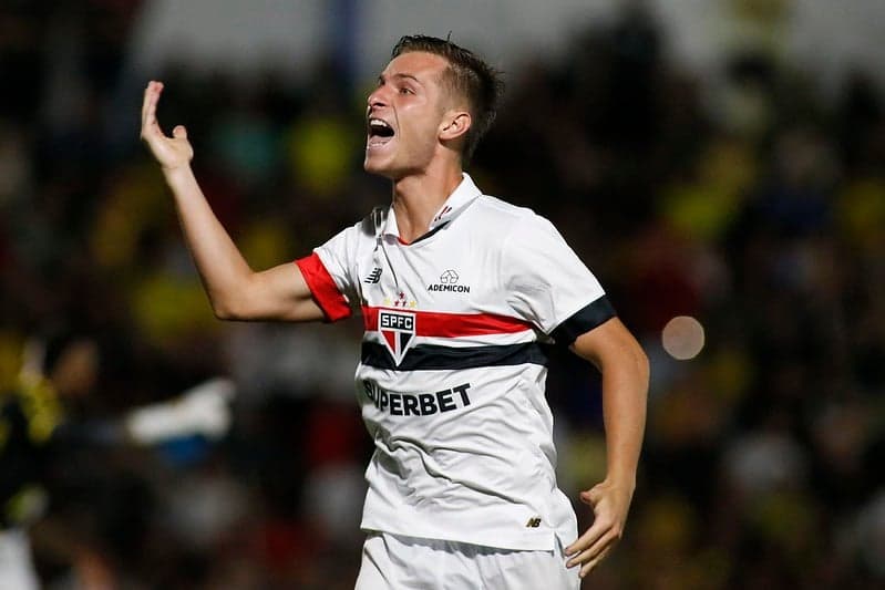Giuliano Galoppo com a camisa do São Paulo.