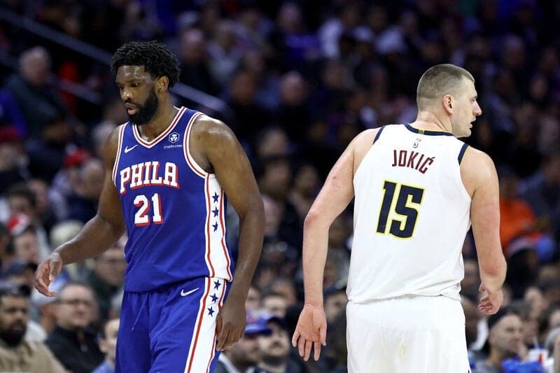 Joel Embiid e Nikola Jokic em jogo entre Sixers e Nuggets na NBA (Foto: Tim Nwachukwu / AFP)